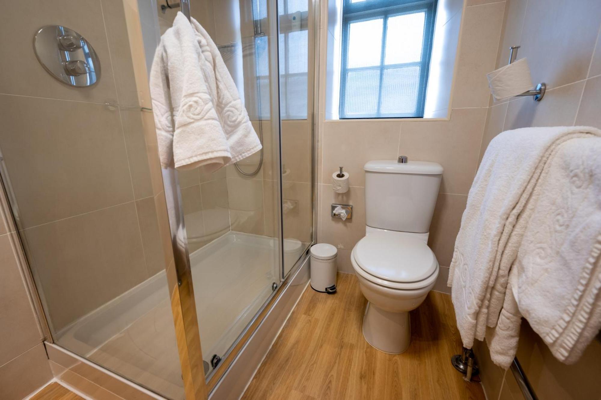Cross Hands By Greene King Hotel 3*
